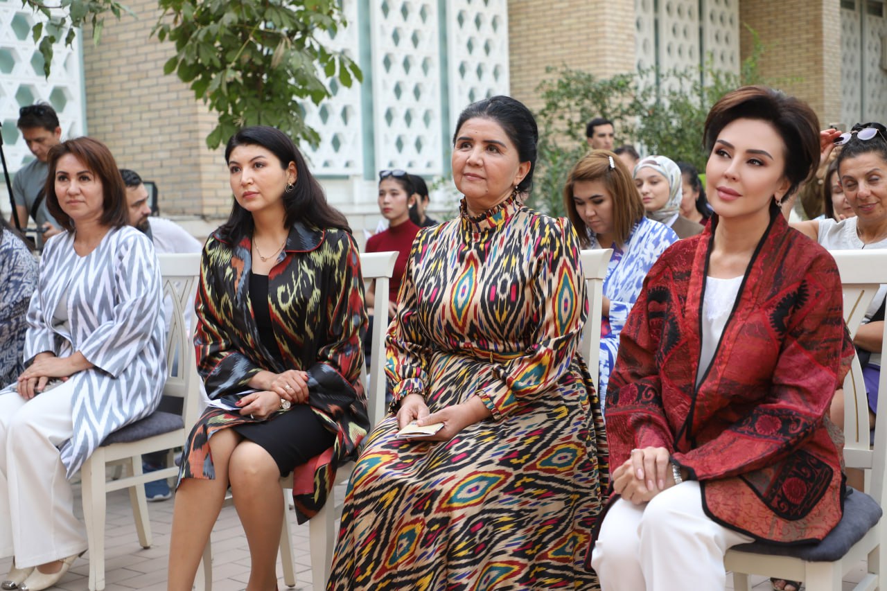 Ayollar dumbasidagi dantelli oq külotlarning fotosurati, josuslik qildi